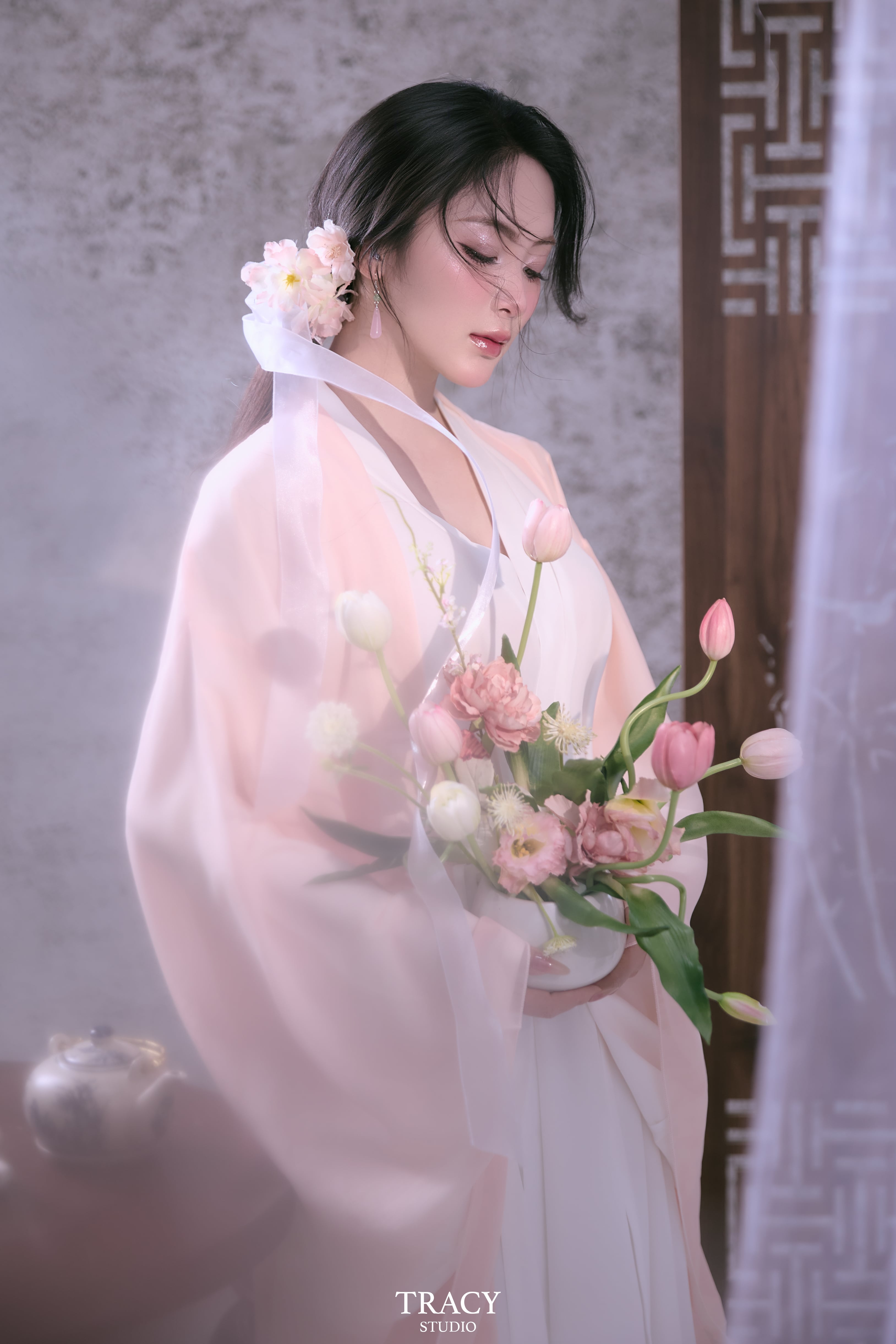 frontend/img/gallery/anh-tet-yem-ao-dai/tracy-studio-chup-co-trang-hang (2).jpg